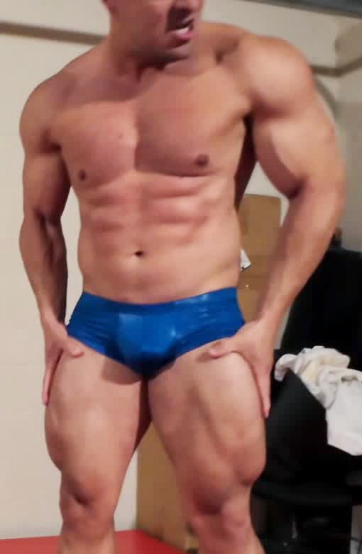 Bodybuilder flexing thunders arena