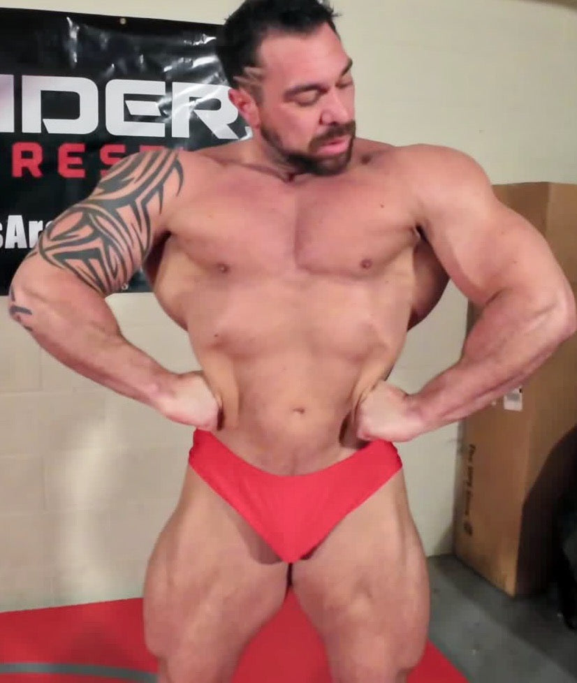 Front bodybuilder posing thunders