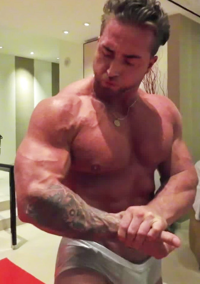 Bodybuilder flexing thunders arena