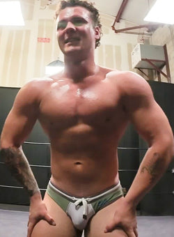 teen bodybuilder posing thunders