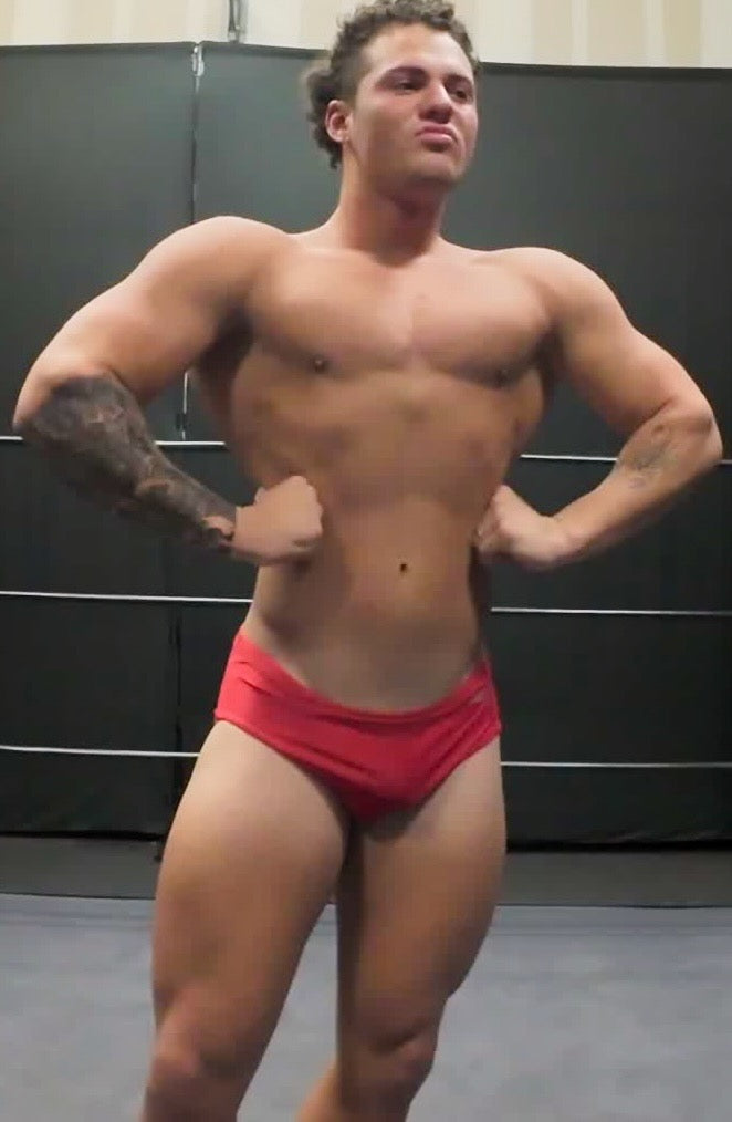 Bodybuilder posing thunders