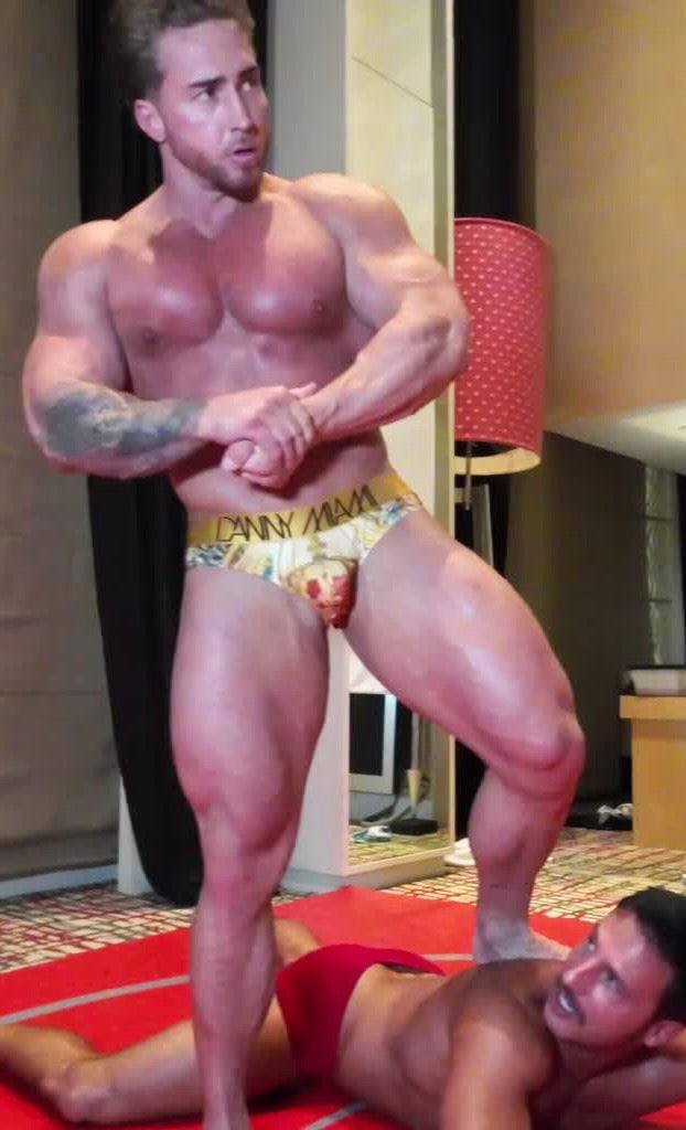 bodybuilder Stomp and flex