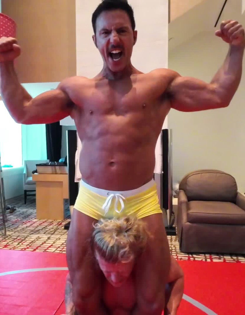 standing head scissors flexing