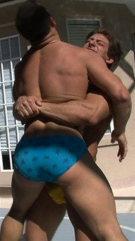 Zman squeezes pitbull with a powerful bearhug in Thunders Arena