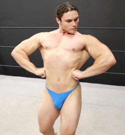 Bodybuilder pose Thunders arena