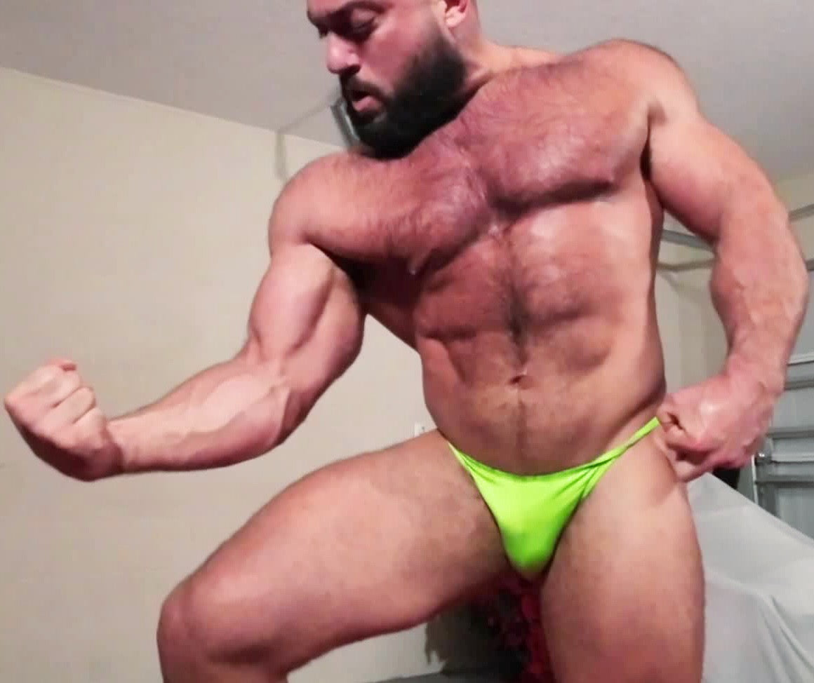 Bodybuilder flexes Thunders Arena