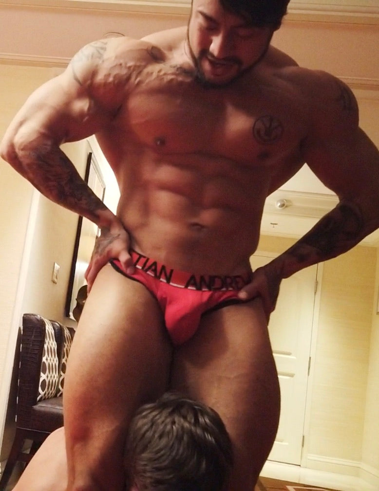 Kuma squeezing Lokis head with his thighs