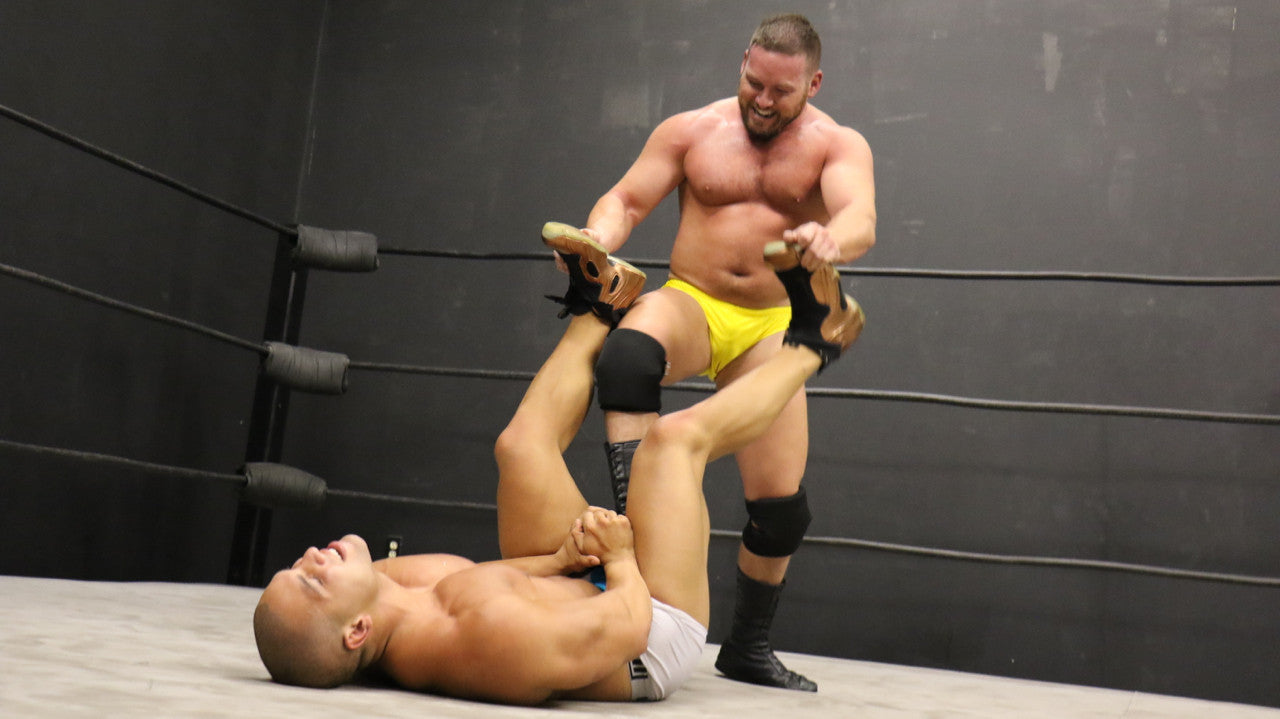 Joey King sets up boston crab Dozer big pecs abs