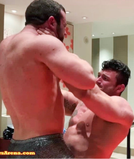 Mercury choke lifts Auswell at Thunders Arena Wrestling. 