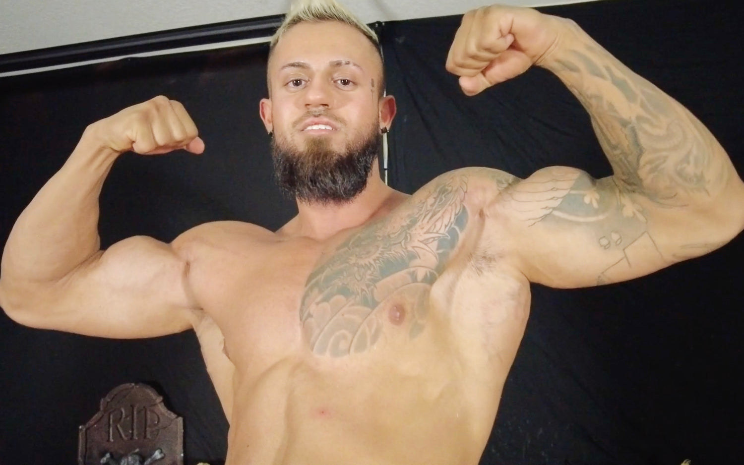 Sergei double bicep flexing