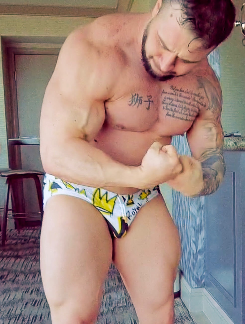 Dom9 double bicep flexing