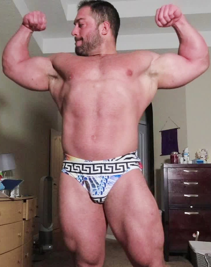 Reggie double bicep flexing