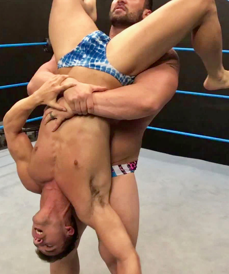 Stallion bearhugs Kasee at Thunders Arena Wrestling. 