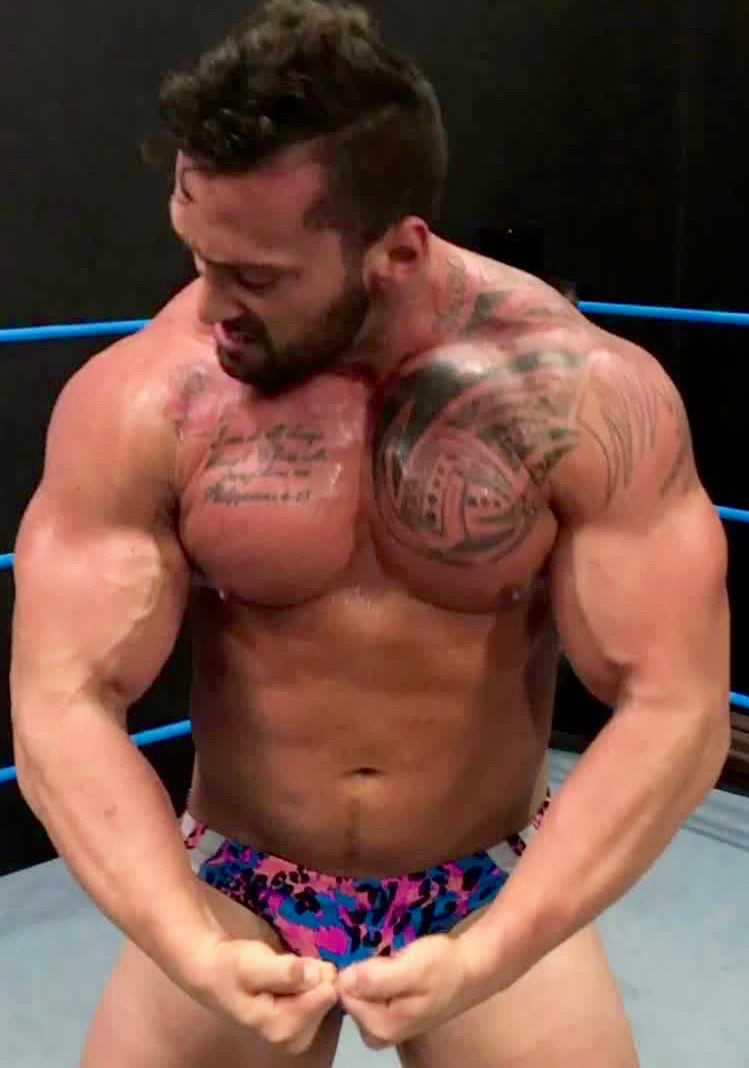 Stallion flexing at Thunders Arena Wrestling. 