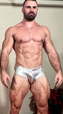 Bodybuilder abs, quads, pecs