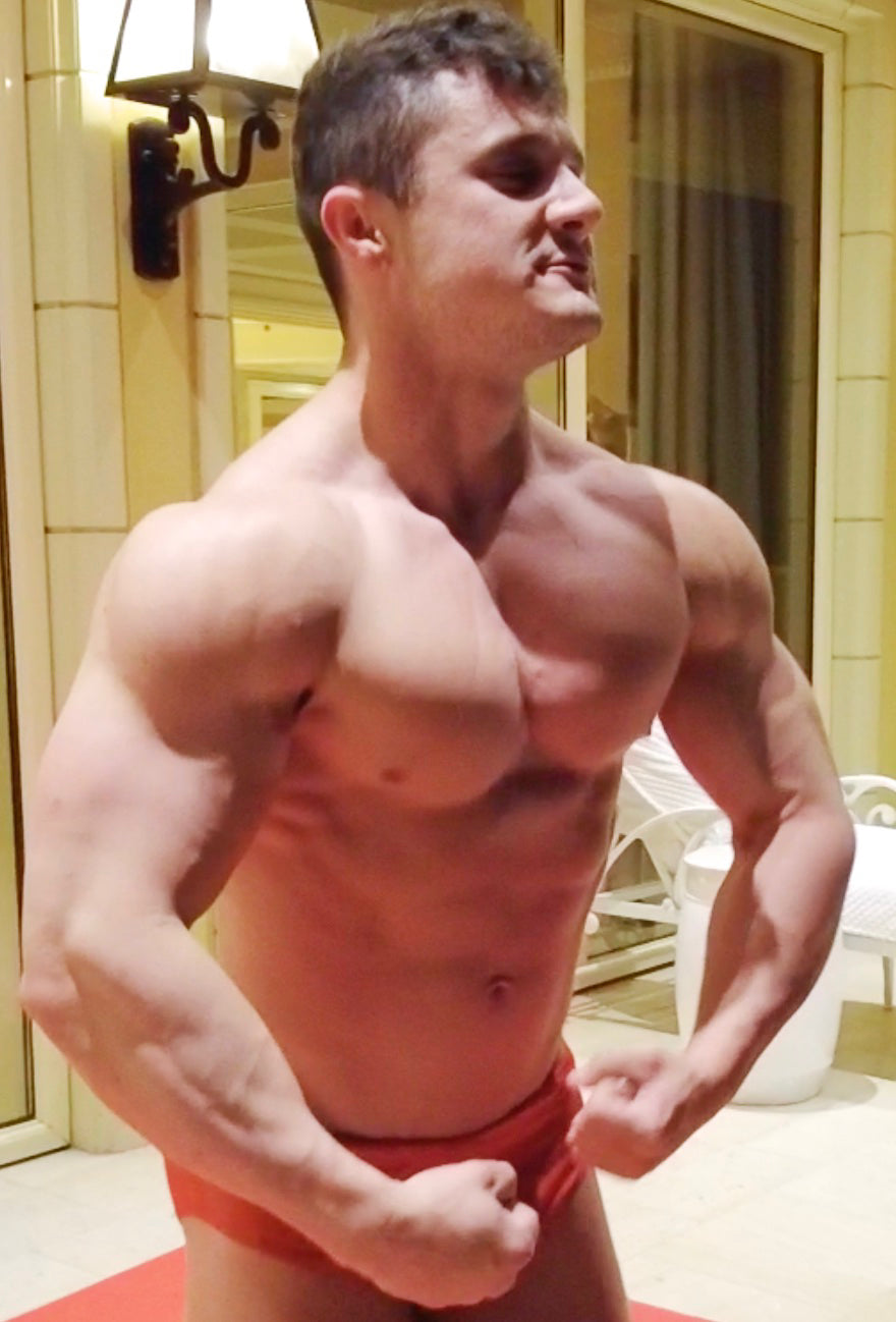 Cap double bicep flexing