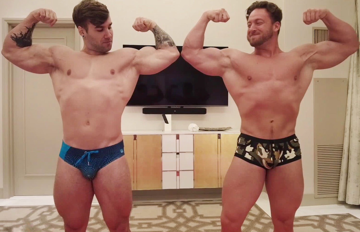 Loki and Thor double bicep flexing