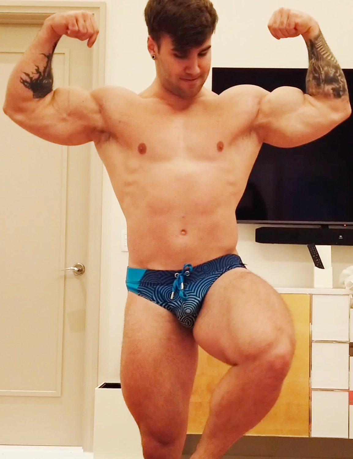 Loki double bicep flexing