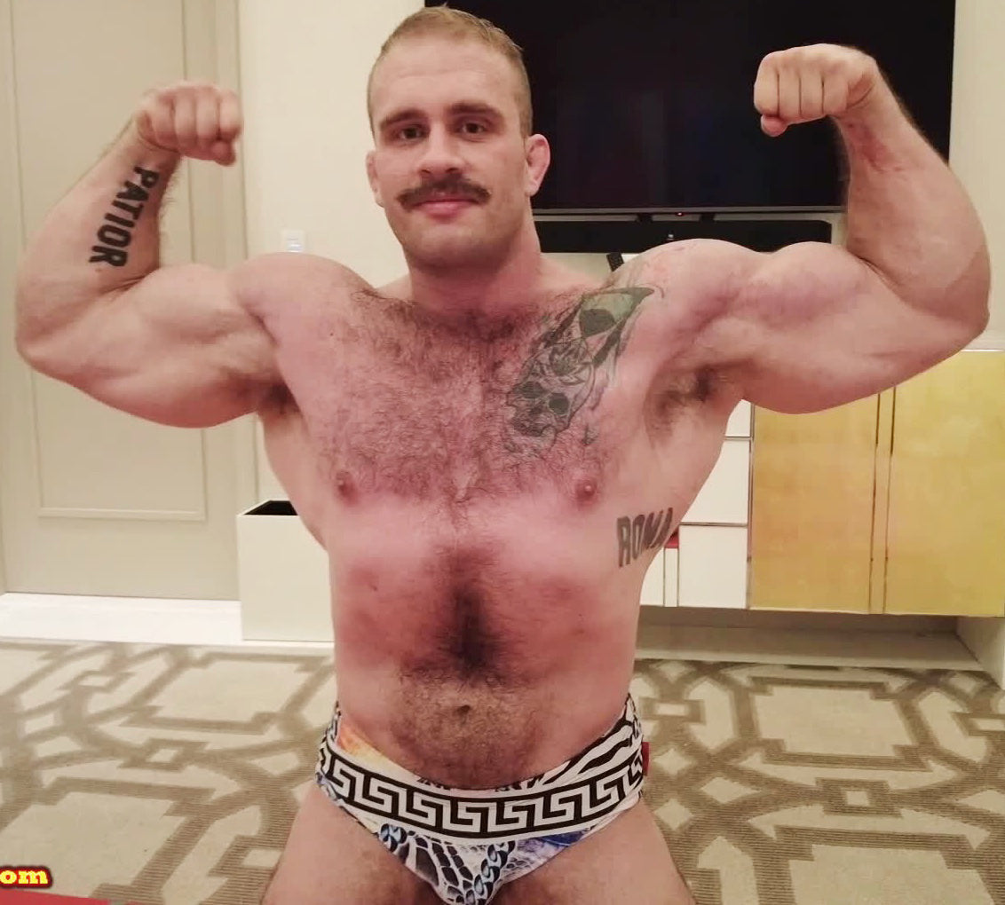 Davin double bicep flexing