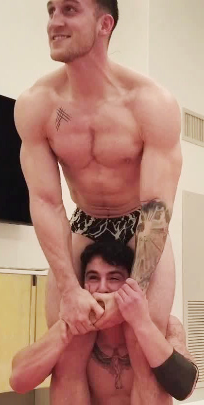 Cason head scissoring Stevie and keeping him quite