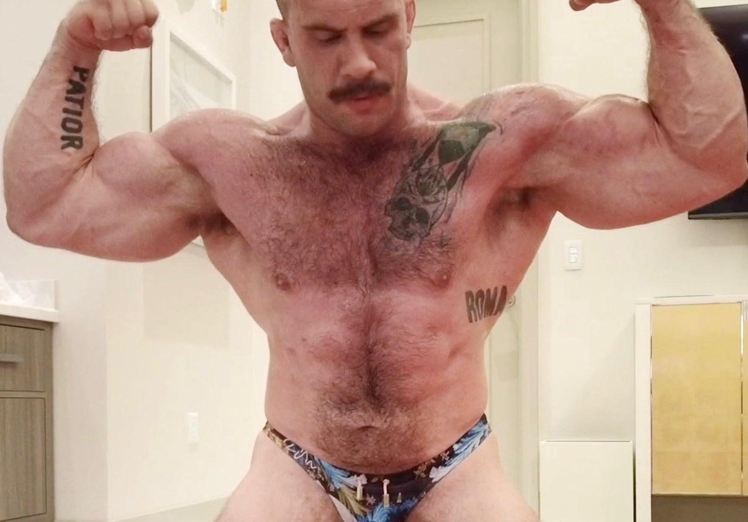 Davin double bicep flexing