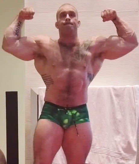 Davin double bicep flexing