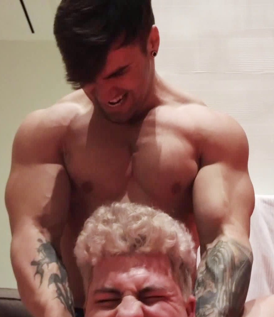 Loki camel clutching Axel