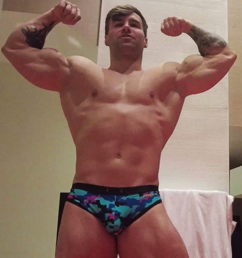 Loki double bicep flexing