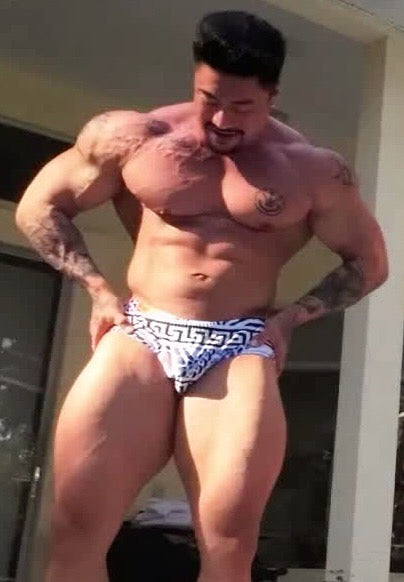 Bodybuilder pose thunders arena