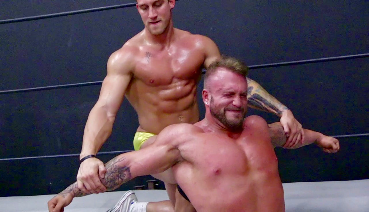 Cason stretches Gunners chest at Thunders Arena Wrestling. 